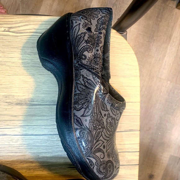 Nurse Mates BRYAR Pillow Top Clogs Black Dark Grey Paisley
Patent Size 10 Wide - Picture 16 of 16